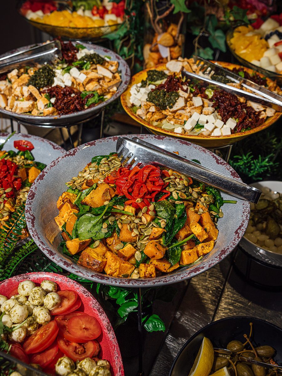 Salaatteja ja lisukkeita buffetissa